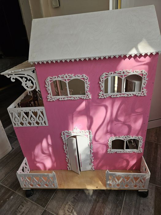 Красива къща за кукли
