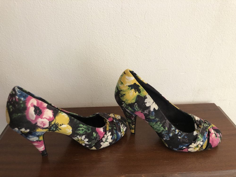 Цветни обувки