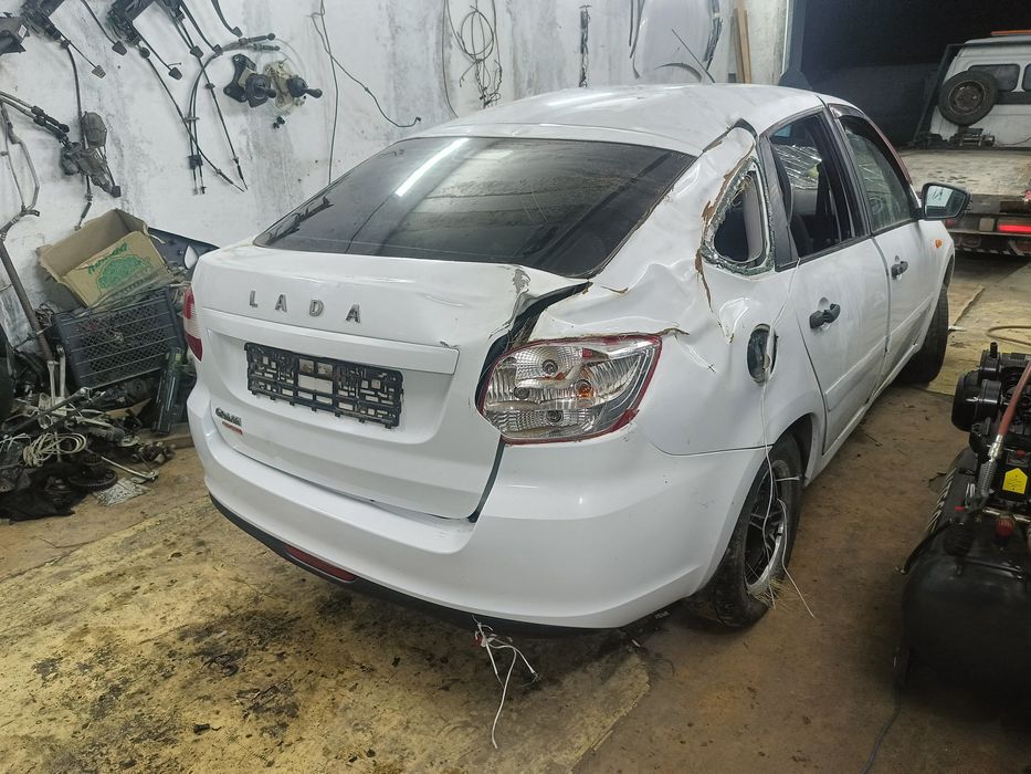 Продам по запчастям Гранта Лифбек