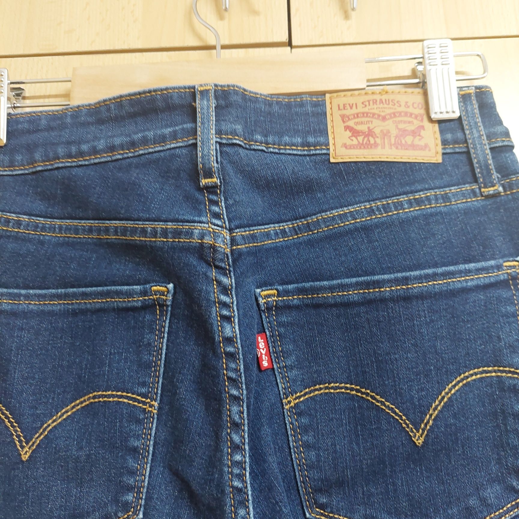Blugi Levi Strauss impecabili