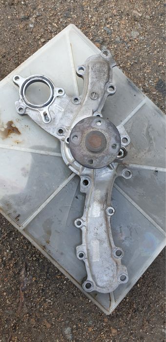 Помпа от двигателя 3 gr -fse