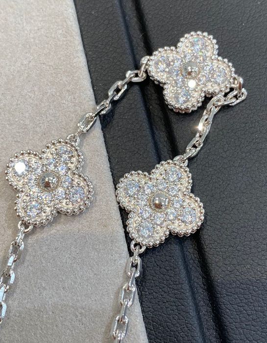 Позлатени гривни Van Cleef & Arpels