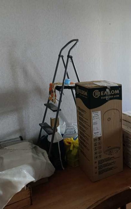 Продавам стабилна метална стълба