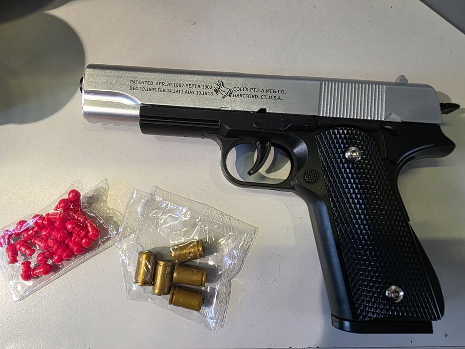 Pistol de jucărie cu recul