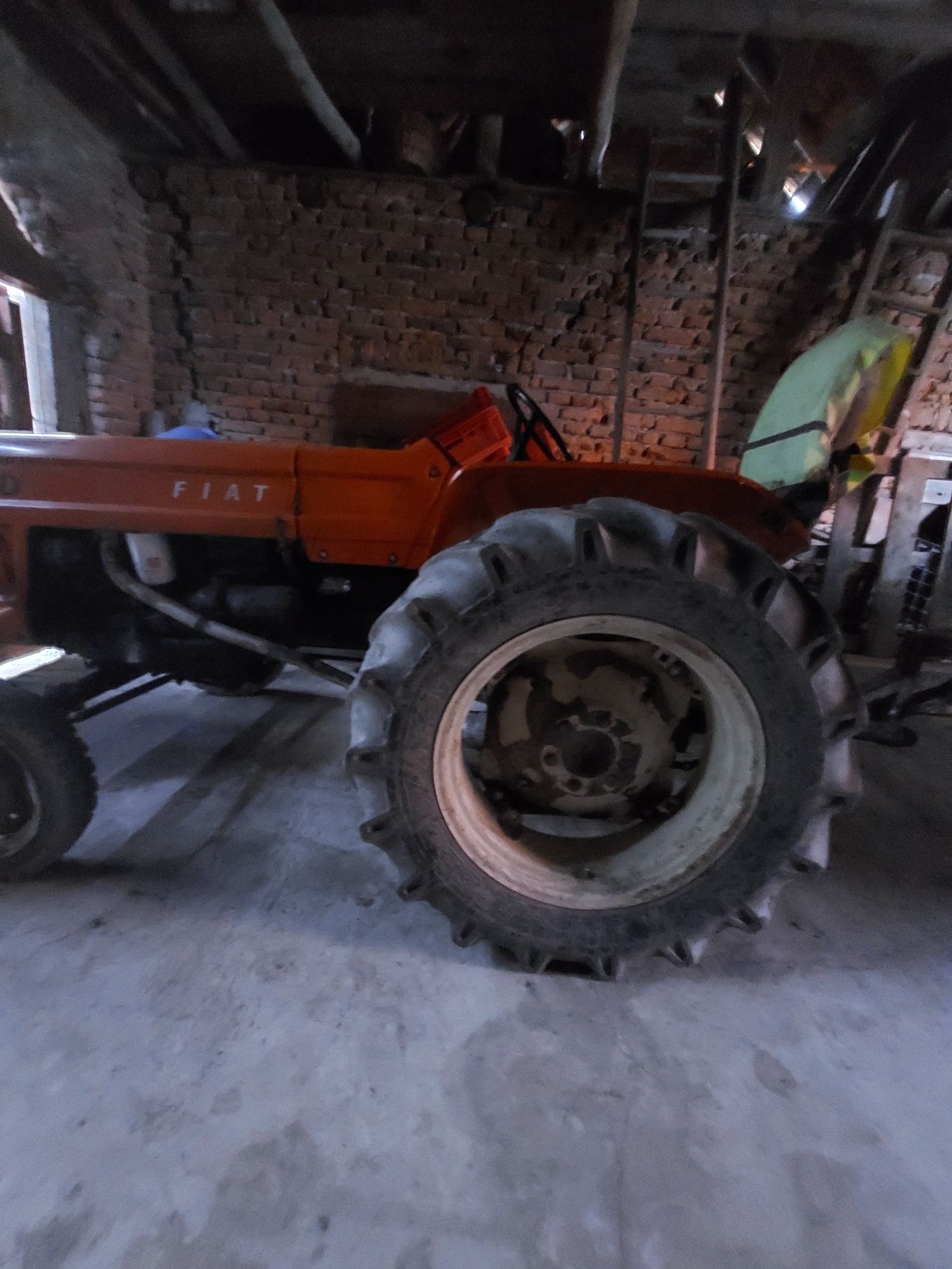 Vând tractor Fiat 300