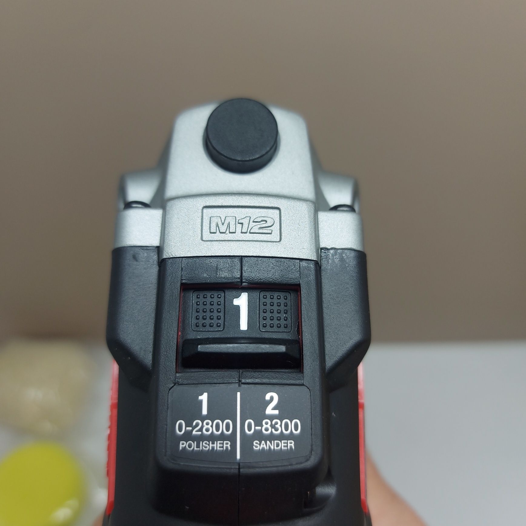 ПРОМОЦИЯ.Акумулаторна полираща машина Milwaukee M12 BPS-0
