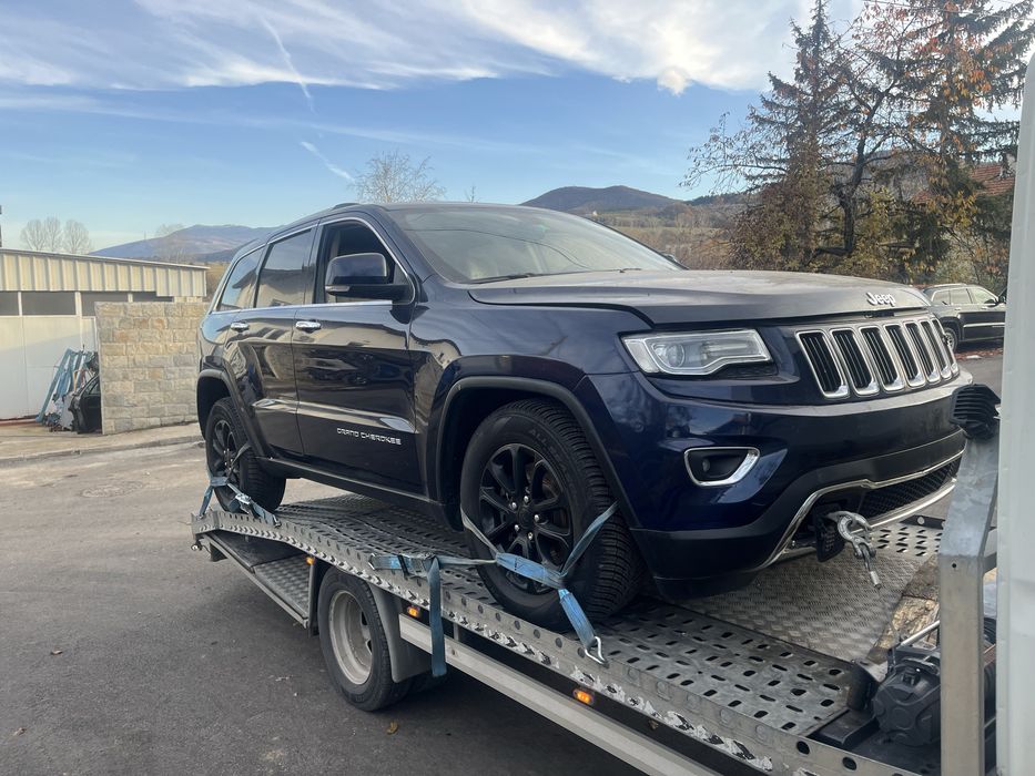 Продавам jeep wk2 на части
