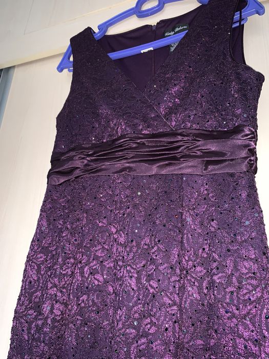 Фиолетовое вечернее платье.