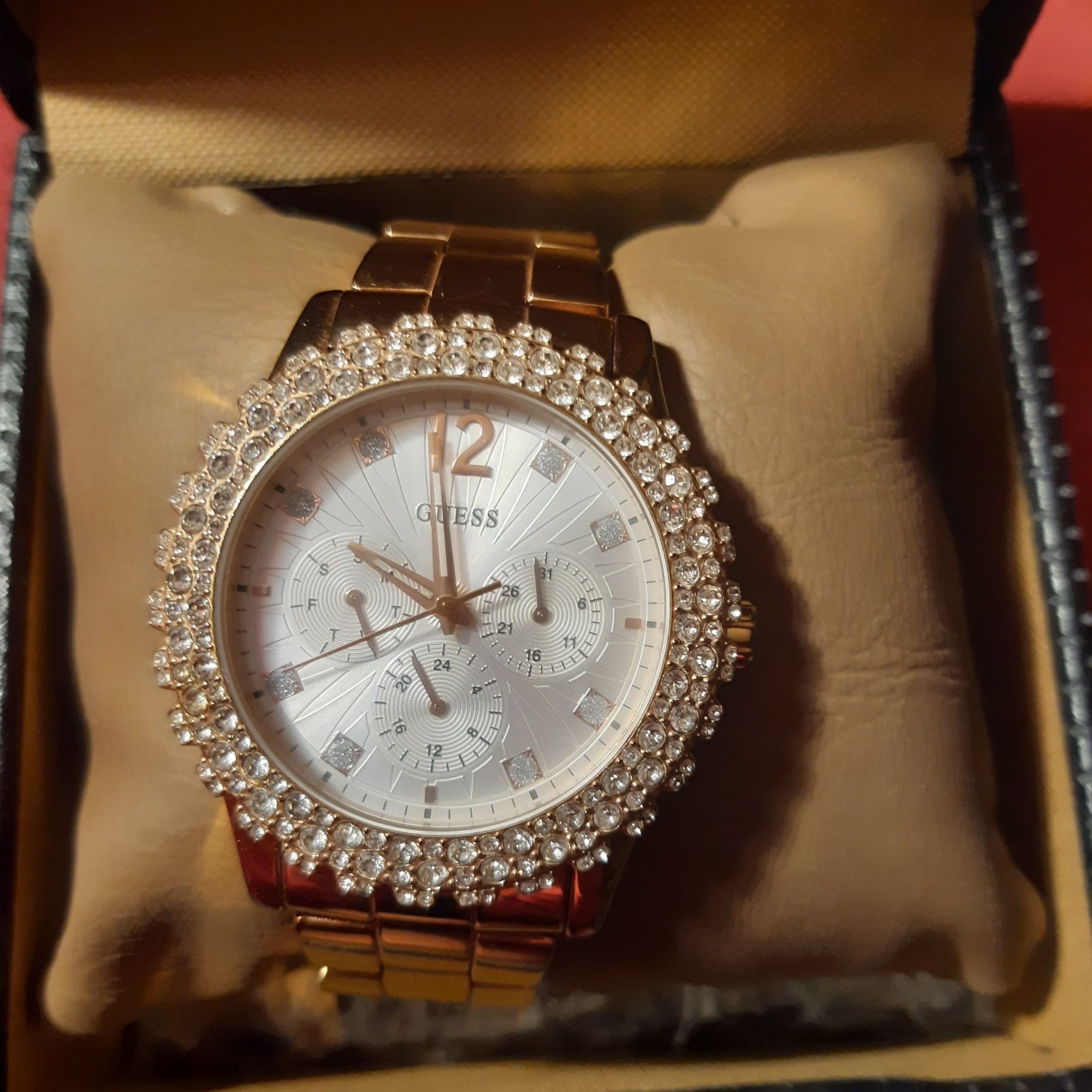 Дамски часовник Guess с камъни модел W0335L3