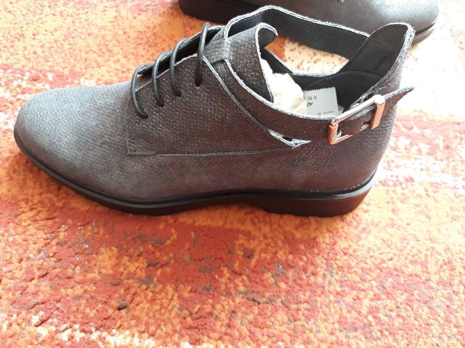 Vând încălțăminte casual din piele