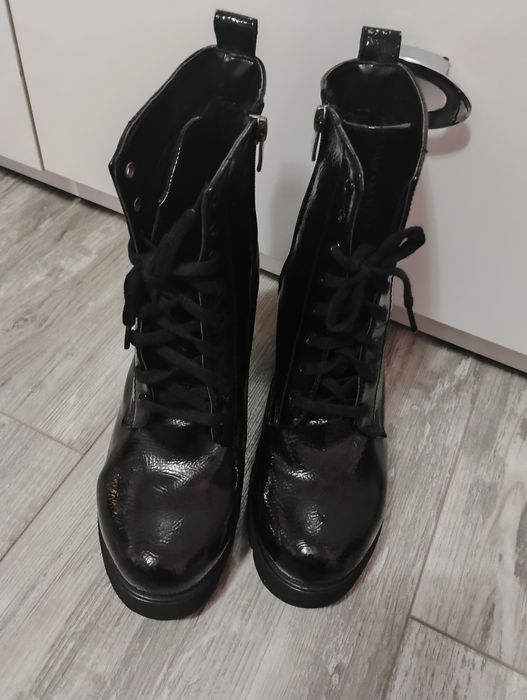 Продавам много готини боти 39 номер, като нови