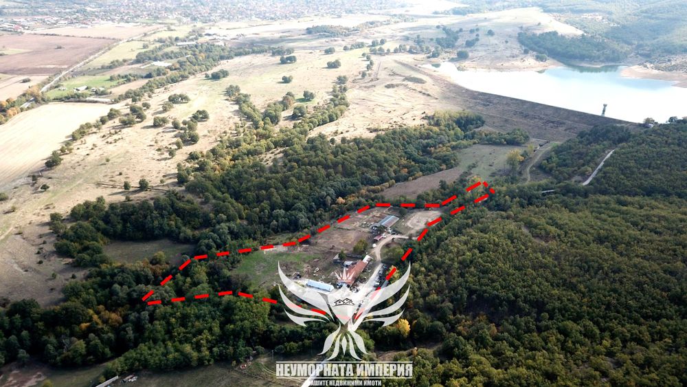 Продавам обор, краварник, склад 1303кв.м. и земя 24727кв. с.Долнослав