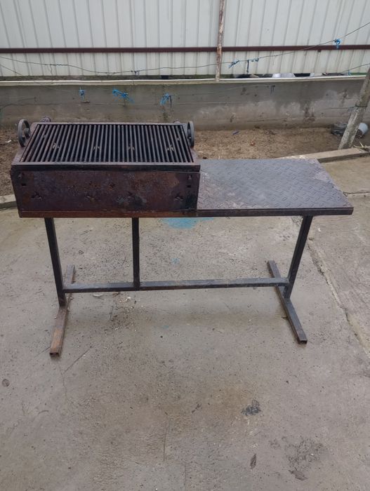 Vând grătar cu masa de gradina . Preț negociabil