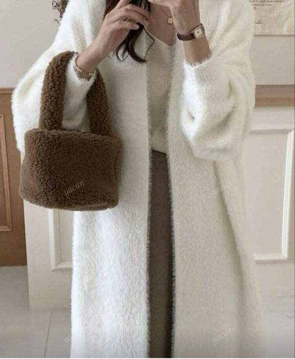 Дълга бяла жилетка