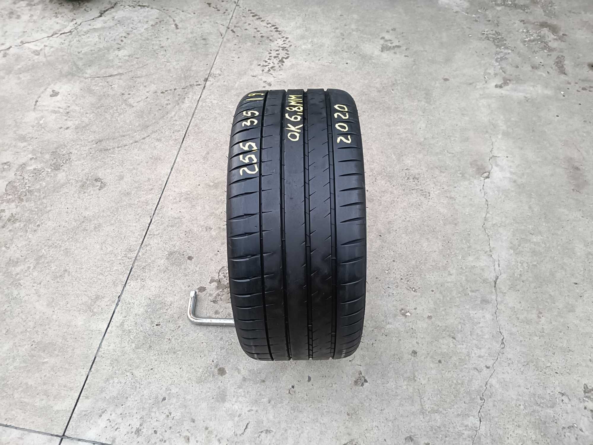 O anvelopa vara 255 35 19 michelin pilot sport 4S profil de 6,8 mm