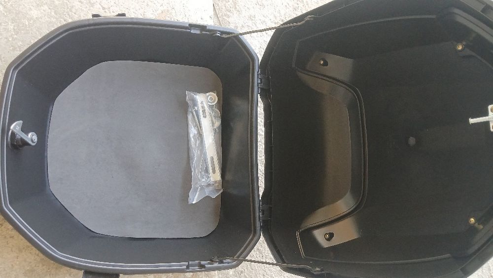 Vand top case pt.scuter negru mat