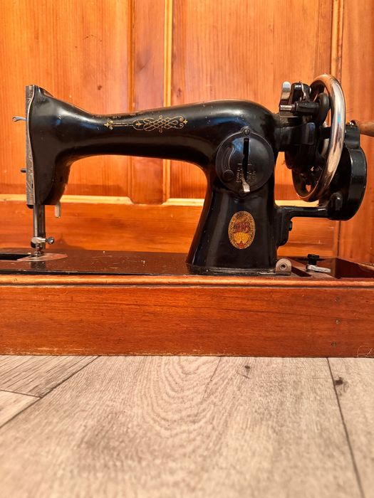 Продаю швейную машинку ручного типа совдеповскую