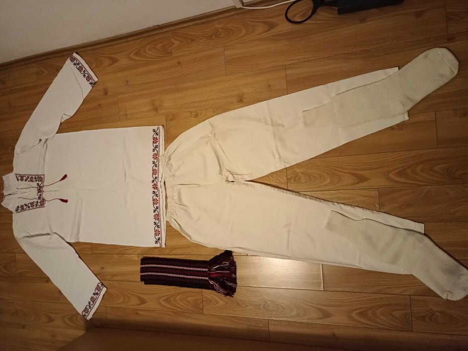 Costum popular tradițional bărbați: Ie, pantaloni,brau, șosete vintage