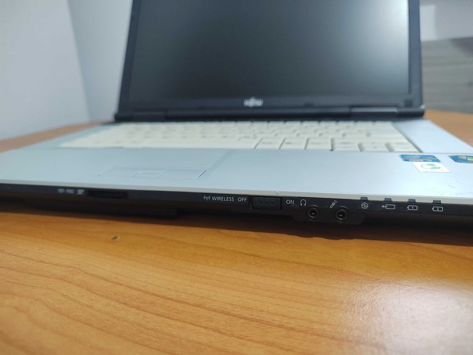 Laptop Fujitsu – i3, SSD, 4GB RAM