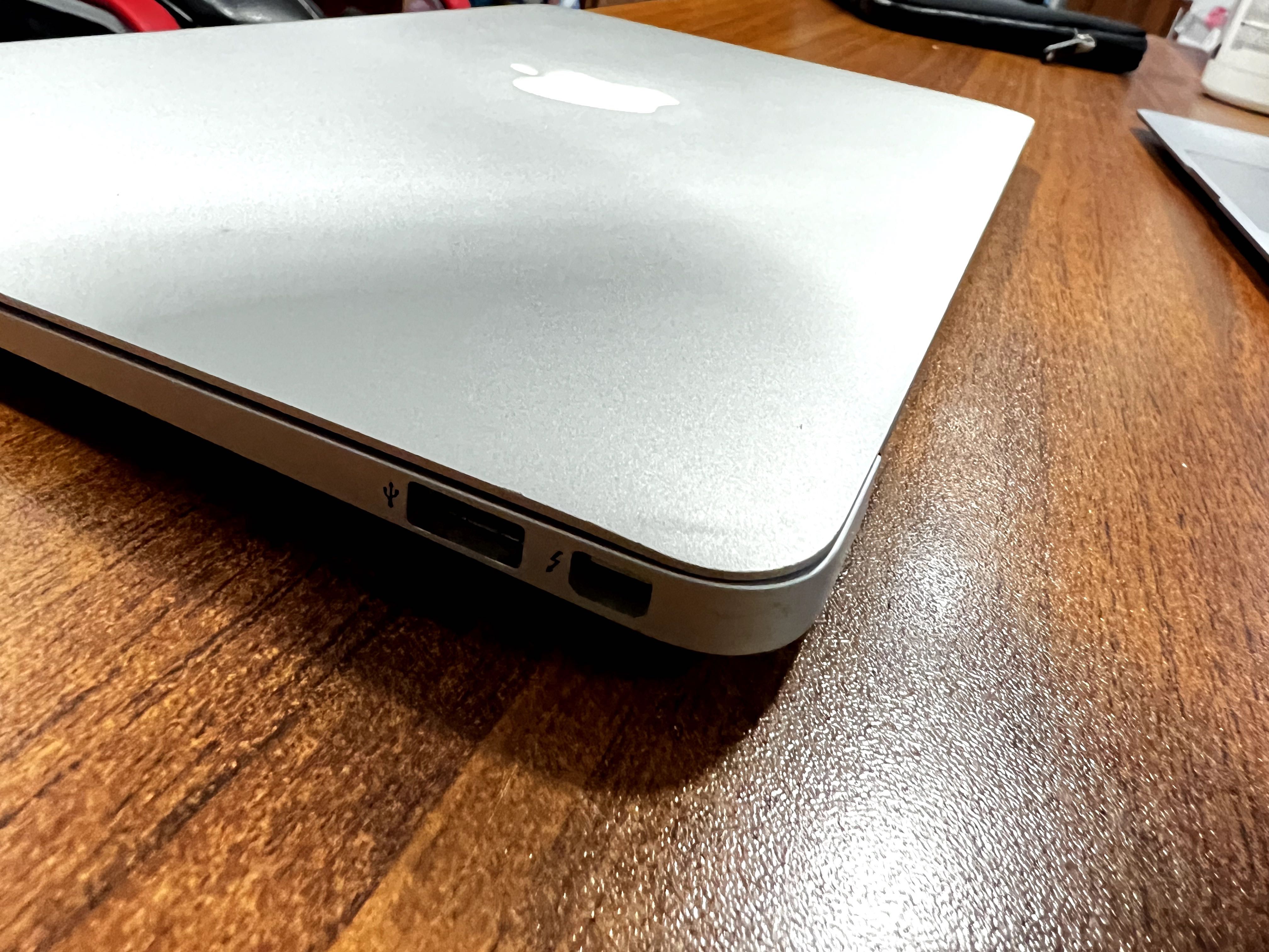 MacBook Air 11" (Mid 2012) Core i5, 4GB, 60GB, зарядно и калъф