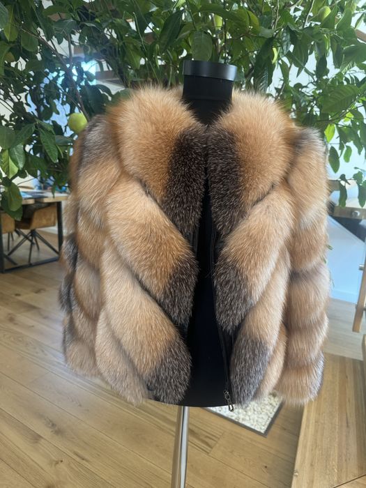 Vand haina de blana din vulpe canadiana roscata la 1499lei