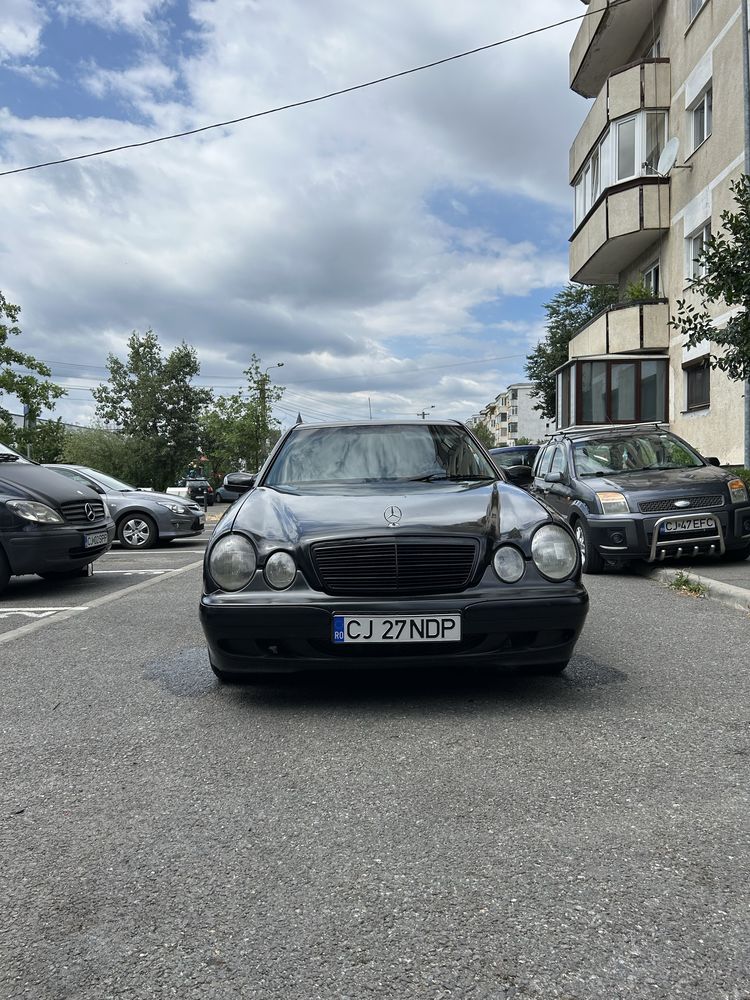 Vând Mercedes-Benz E 200 CDI