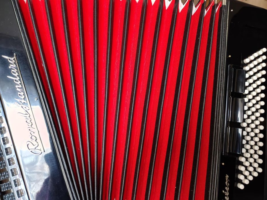 Акордеон Роял Стандарт с куфар . Отлично състояние!