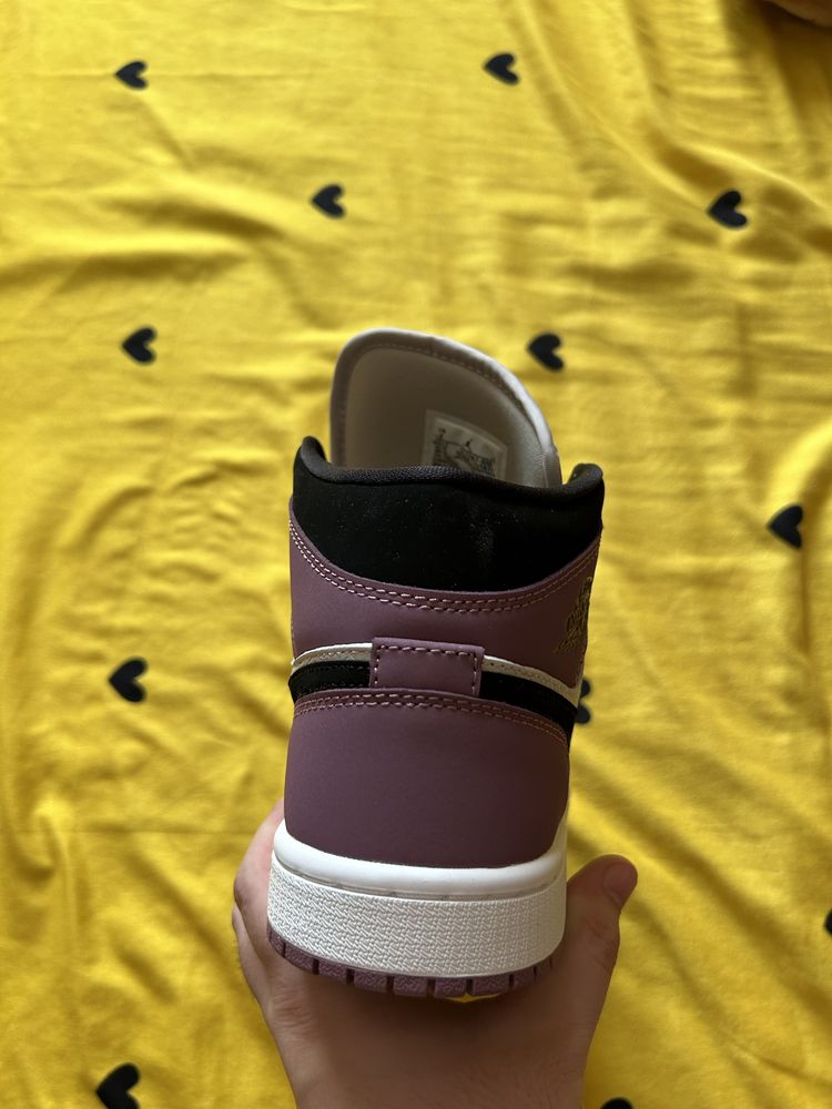 Nike Air Jordan 1 Mid Mulberry