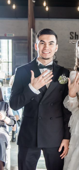 Продается черный смокинг в комплекте с рубашкой под смокинг и бабочкой