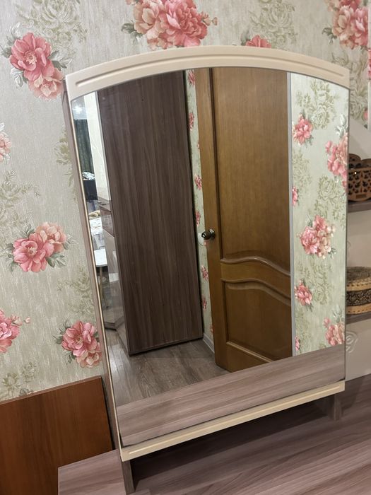 Продам трюмо в спальню