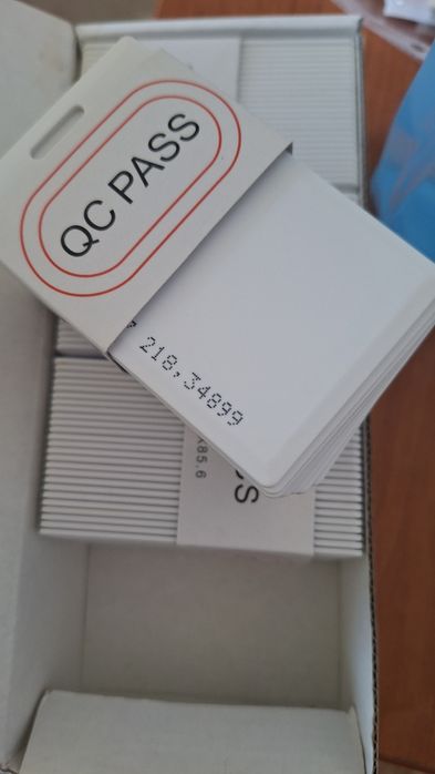 Бейджики пластиковые,новые для турникета недорого продам