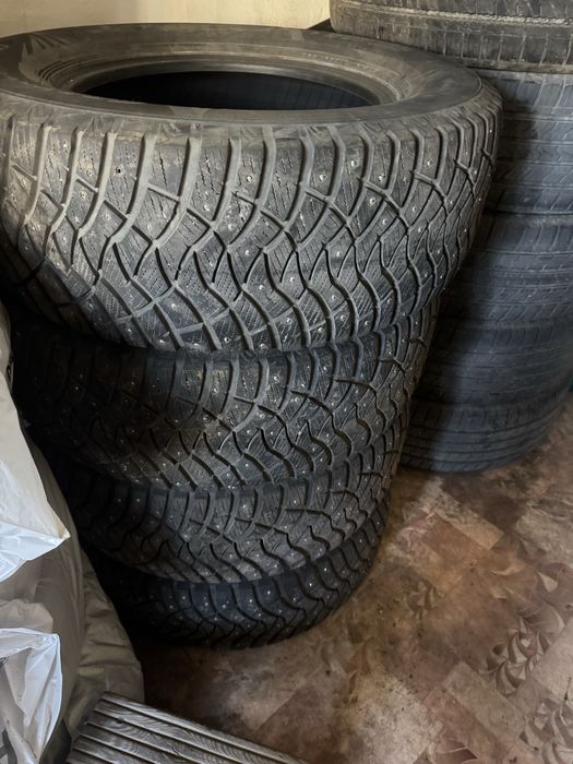 Продам шипованю резину на Прадо