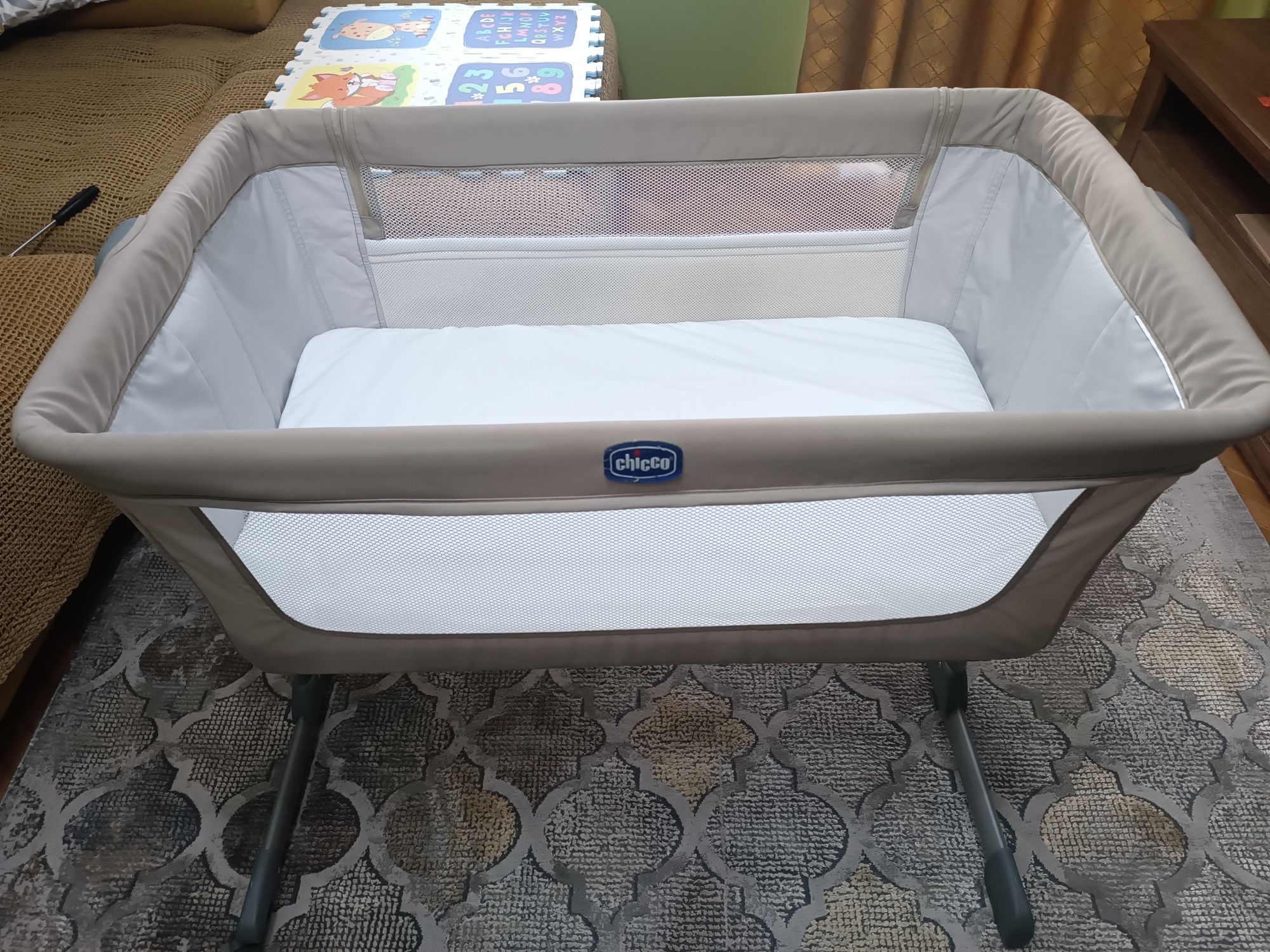CHICCO Мини кошара - кошче с падаща преграда NEXT 2 ME ESSENTIAL BEIGE