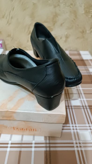 Продам женские туфли