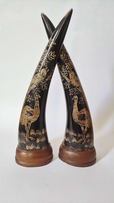 За декорация- двойка ръчно резбовани рогове на дървена поставка