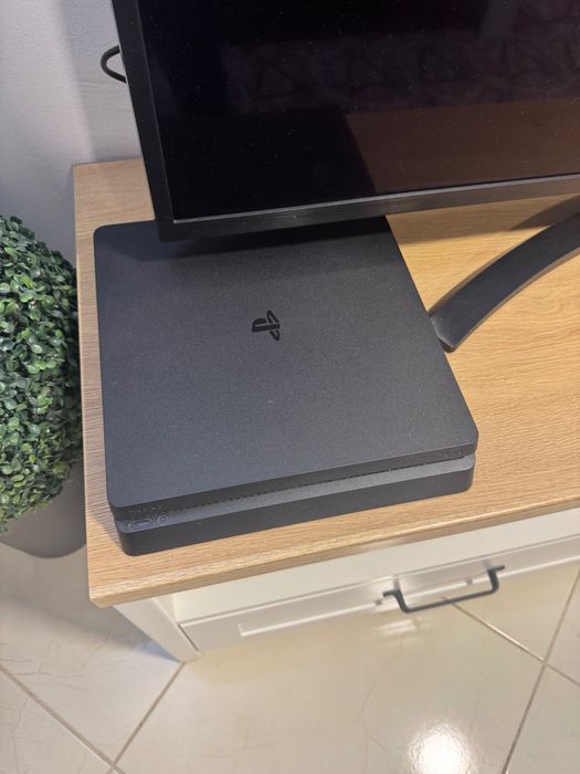 Sony Плейстейшън 4 слим