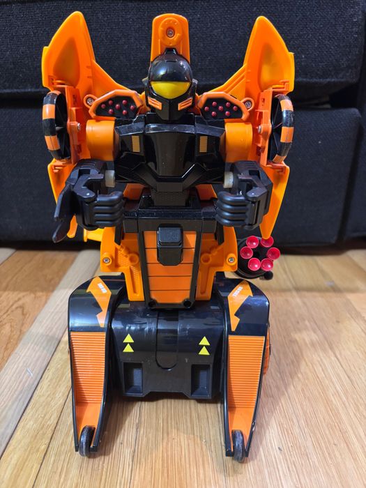 Robot transformer cu telecomanda, trage cu 6 rachete, lumini si sunet