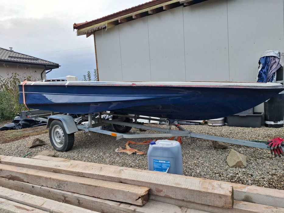 Barca de pescuit fara motor