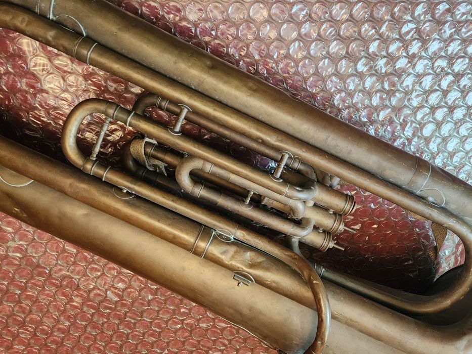 Instrument de dimensiune mare - Tuba - trompeta
