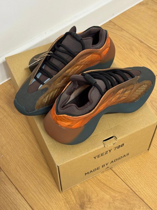 Adidas YEZZY 700 V3 marimea 39 1/3