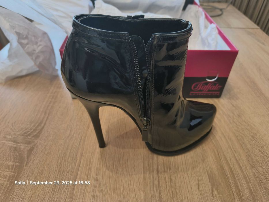 Продавам дамски черни боти Buffalo London