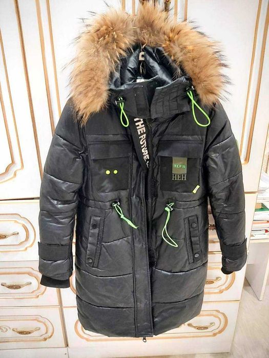 Продам детскую куртку на девочку рост 152