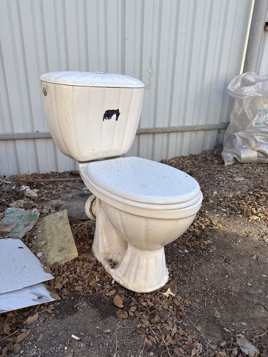 Продам унитаз с бочком