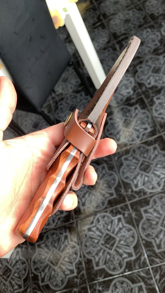 Нож от стомана с дървена дръжка