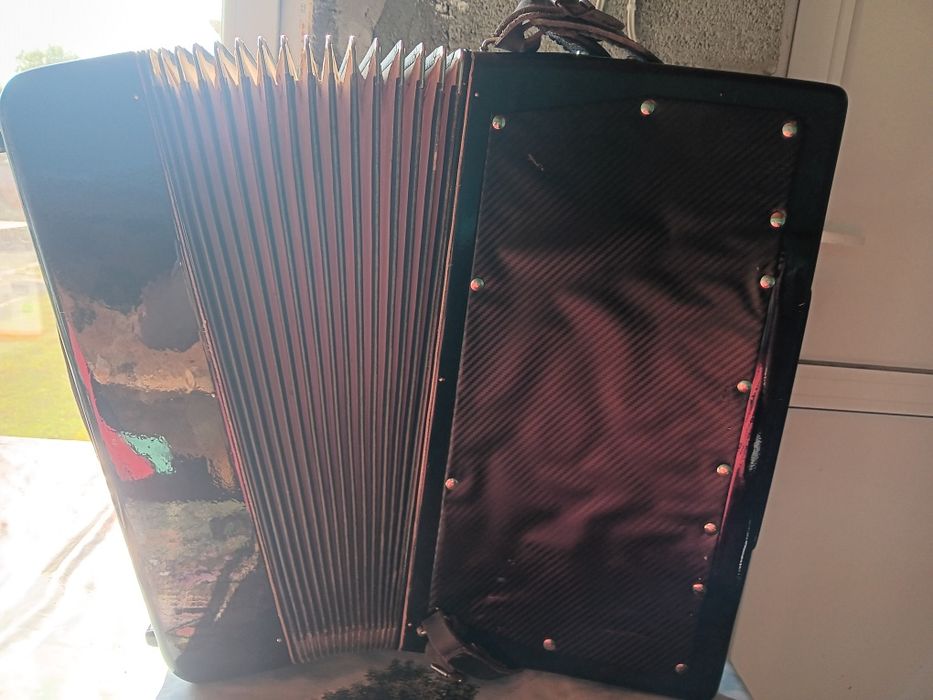 Продавам акордеон Weltmaster Stela 96 баса