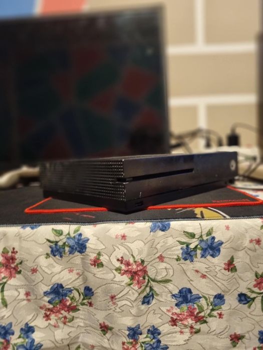 Vând Consola Xbox One S 500GB Pachet Complet: 3 Controllere + 2 Jocuri