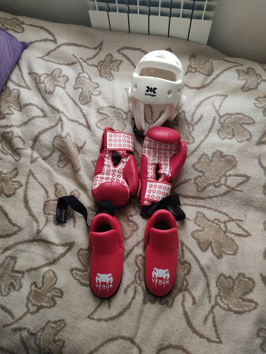 Продам амуницию, шлем, перчатки футы