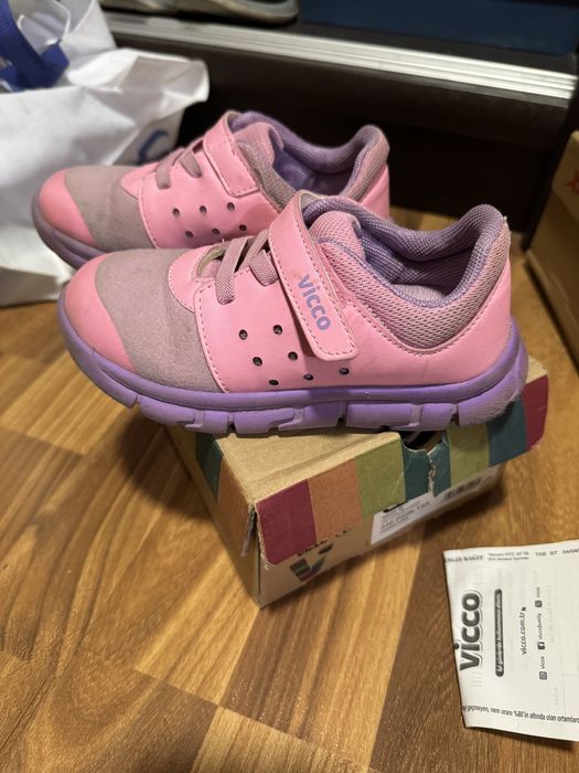 Кроссовки на девочку 28 размер