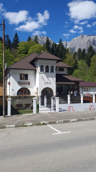 Vila si cabana Clabucetul Baiului Busteni teren mare,parcare proprie -