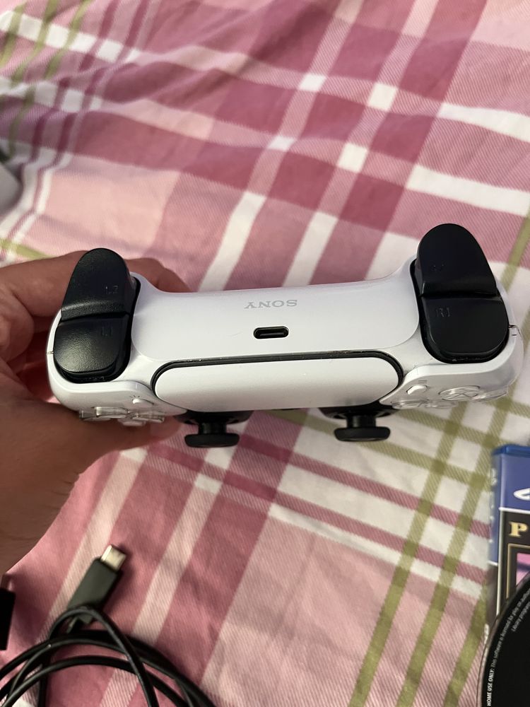 Продава ps5 на една година има кутия и гаранций!